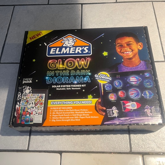 Elmer’s Glow In The Dark Diorama Solar System Themed kit. 13 piece Kit . New - Picture 1 of 10